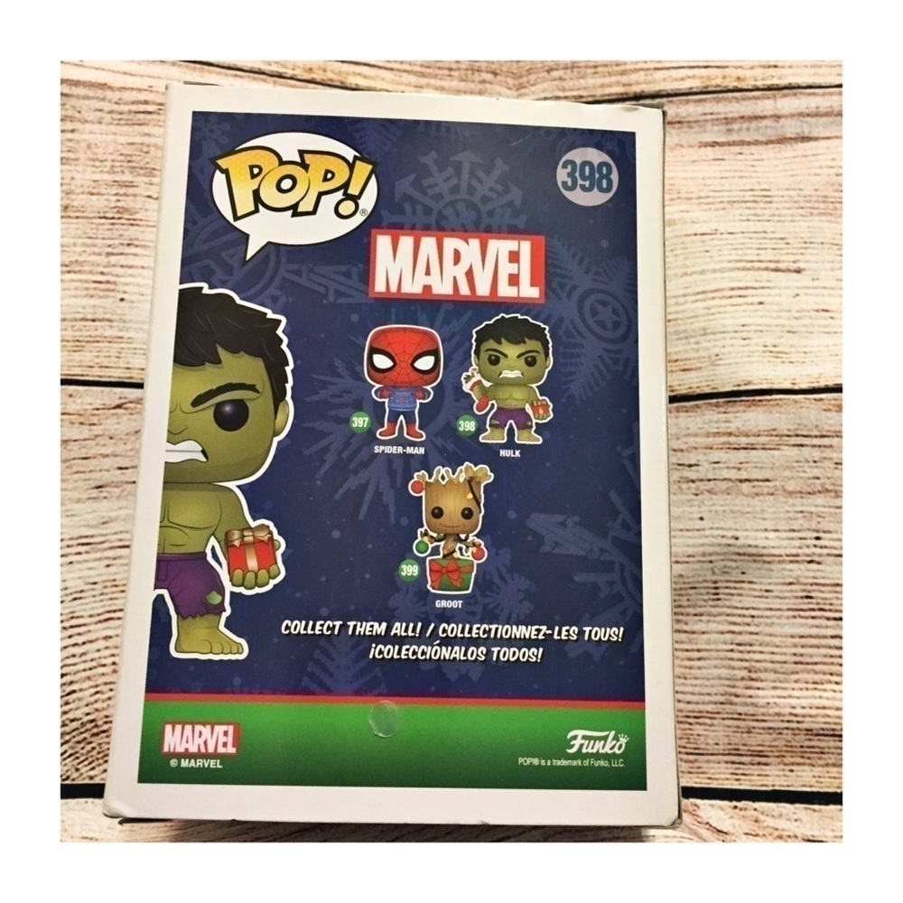 NWT Funko Pop Hulk holding Christmas Present and Stocking #398 - Picture 4 of 8